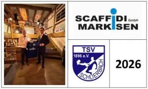 Feierliche Übergabe des neuen Trikots: Carmelo Scaffidi (links) und die Abteilungsleitung des TSV Schlierbach im Vereinsheim vor Fachwerk-Kulisse. Rechts daneben die Vereins- und Firmenlogos.