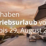 Wir haben Betriebsurlaub vom 08. bis 29. August 2026 – Terrasse mit Markise und Blick aufs Meer im Sonnenuntergang.
