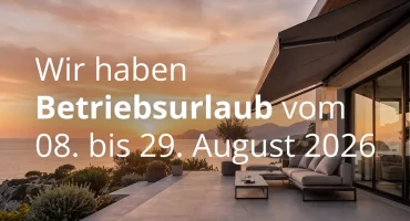 Wir haben Betriebsurlaub vom 08. bis 29. August 2026 – Terrasse mit Markise und Blick aufs Meer im Sonnenuntergang.