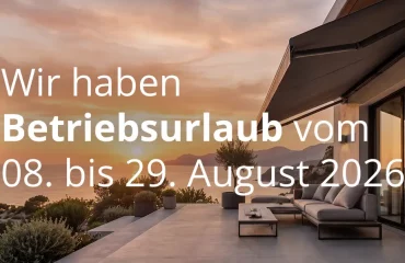 Wir haben Betriebsurlaub vom 08. bis 29. August 2026 – Terrasse mit Markise und Blick aufs Meer im Sonnenuntergang.